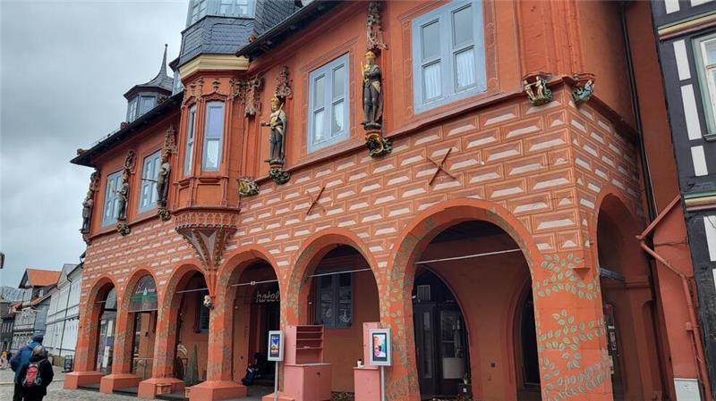 Das leerstehende Altstadt-Hotel „Kaiserworth": Die Linken-Ratsfraktion lädt am 14. Januar zur Diskussion über Enteignung ein.