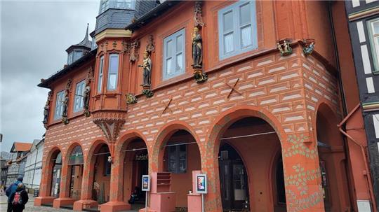 Das leerstehende Altstadt-Hotel „Kaiserworth": Die Linken-Ratsfraktion lädt am 14. Januar zur Diskussion über Enteignung ein.