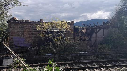 Das leerstehende Gebäude an den Bahnschienen diente einst als Blockstelle. Inzwischen ist es leerstehend und wurde am Donnerstag Opfer eines Brandes.