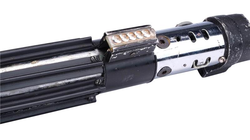 „Star Wars“: Darth Vaders Lichtschwert wird versteigert Das legendäre Lichtschwert von „Star Wars“-Bösewicht Darth Vader wird im September in Los Angeles versteigert.