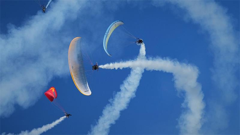 Das lettische „Storm Riders Paramotors“-Team tritt im Rahmen der Baltic International Airshow 2026 auf dem Flugplatz Spilve in der Nähe der lettischen Hauptstadt Riga auf.