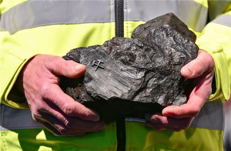 Nach 50 Jahren ist Schluss: Keine Kohle mehr aus Jänschwalde Das letzte Stück Braunkohle aus dem Tagebau Jänschwalde Nach fast 50 Jahren endet der reguläre Betrieb des Braunkohletagebaus nordöstlich von Cottbus in Brandenburg.