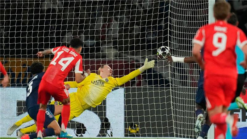 Das letzte Tor des Abends, das den Bayern Hoffnung macht: Luis Díaz trifft zum 4:5-Endstand. 