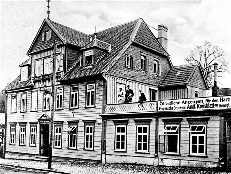 Das linke Foto stammt vermutlich aus den 20er Jahren des vorigen Jahrhunderts. Im April 2001 wurden die Gebäude an der Osteröder Straße 3 abgerissen, dort steht jetzt das City-Center.  Fotos: Archiv