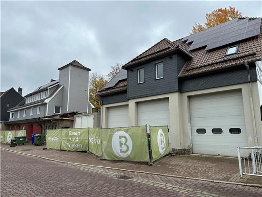 Das linke der beiden Feuerwehrhäuser, der Altbau, soll vor den noch roten Toren einen großen Wintergarten erhalten. Die Rolltore des Neubaus sollen verglast und zwei dieser dann großen Fenster bei schönem Wetter auch geöffnet werden. Foto: Eggers