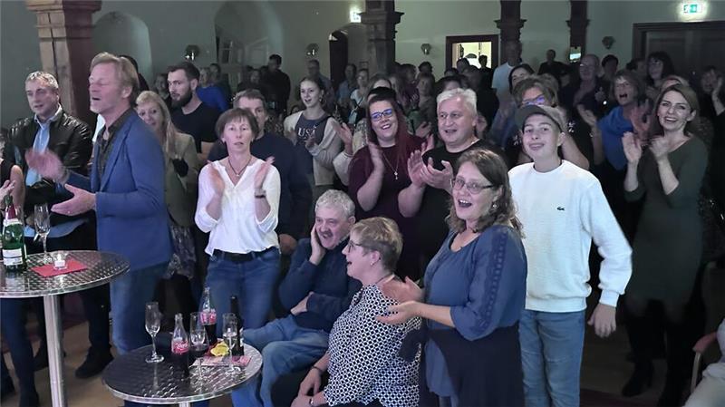 Das macht Spaß: Das Publikum singt fröhlich mit.