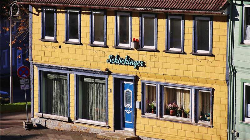 Das markante gelbe Haus am Marktplatz ist in diesen Tagen wieder die Gaststätte „Schöckinger“ im Harten Brocken.