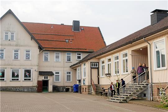 Das mehr als 100 Jahre alte Gebäude (im Hintergrund) und der Anbau aus den 50er Jahren werden derzeit als Grundschule genutzt. Fotos: Breutel/Eggers