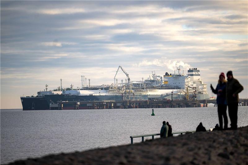 Umwelthilfe klagt gegen Chlor-Einsatz am LNG-Terminal Das mit verflüssigtem Erdgas beladene Tankschiff «Maria Energy» (hinten) liegt am schwimmenden LNG-Terminal.