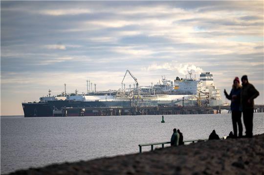 Das mit verflüssigtem Erdgas beladene Tankschiff «Maria Energy» (hinten) liegt am schwimmenden LNG-Terminal.