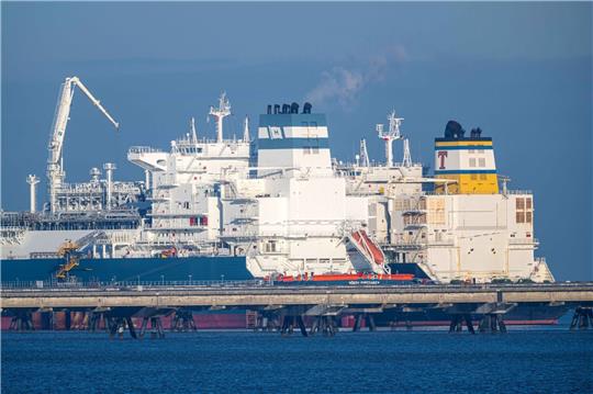 Das mit verflüssigtem Erdgas beladene Tankschiff «Maria Energy» (r) liegt am schwimmenden Terminal, dem Spezialschiff «Höegh Esperanza».