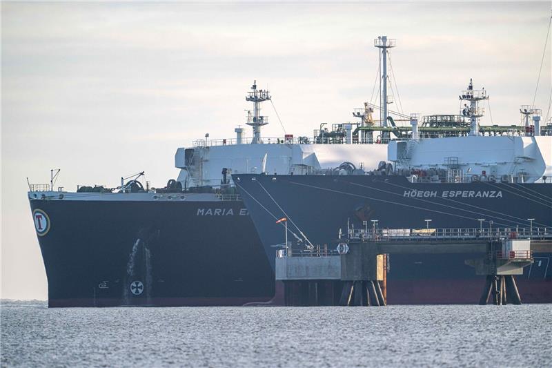Erster Tanker mit Flüssigerdgas in Wilhelmshaven Das mit verflüssigtem Erdgas beladene Tankschiff «Maria Energy» (hinteres Schiff) liegt am schwimmenden Terminal, dem Spezialschiff «Höegh Esperanza».
