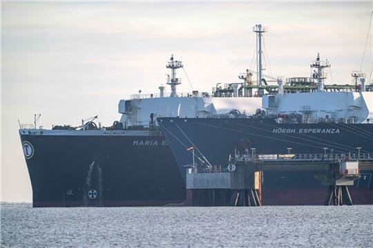 Das mit verflüssigtem Erdgas beladene Tankschiff «Maria Energy» (hinteres Schiff) liegt am schwimmenden Terminal, dem Spezialschiff «Höegh Esperanza».