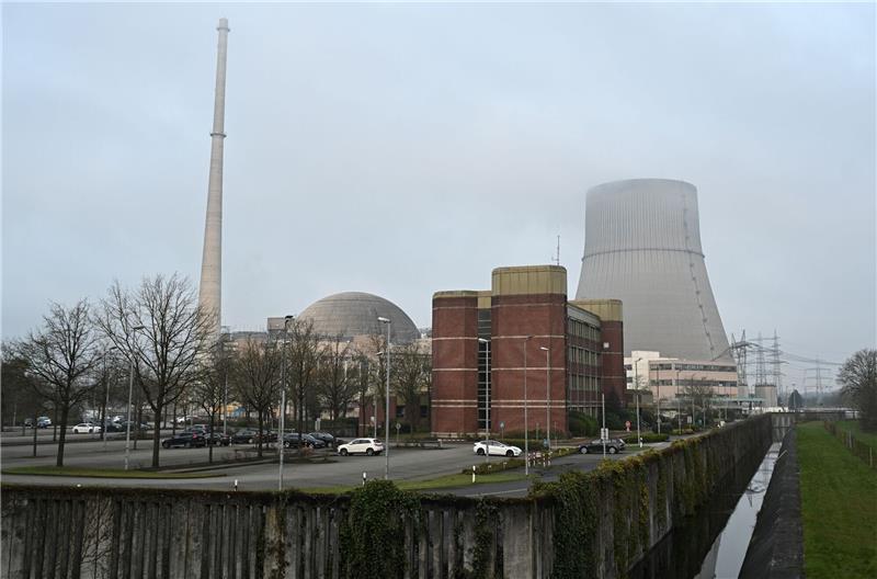 Bürgerinitiative froh über Akw-Aus: Aber noch Risiken Das mittlerweile abgeschaltete Kernkraftwerk Emsland und der erloschene Kühlturm.