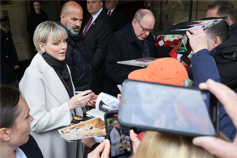 Fürst Albert II. und Familie in Hamburg eingetroffen Das monegassische Fürstenpaar gibt fleißig Autogramme.