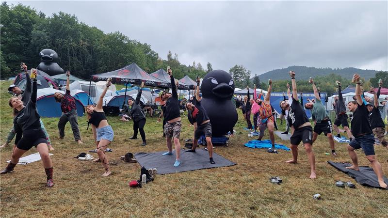 Was der Papst bei Rock am Beckenrand in Wolfshagen macht Das morgendliche Bier-Yoga ist ein fester Bestandteil bei Rock am Beckenrand.