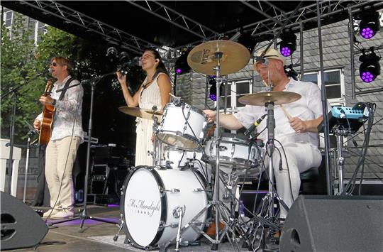 Das musikalische Programm auf der Marktplatzbühne startet am Mittwochnachmittag. Auch im fränkischen Weindorf am Großen Heiligen Kreuz (Foto unten links) kann das Angebot verkostet werden.  Fotos: Epping