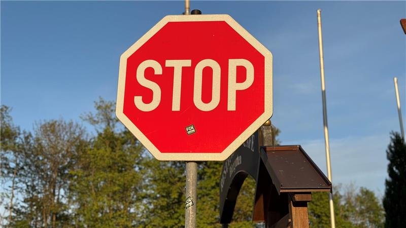Nicht nur für die Fahrprüfung im Harz: Stadt fordert Stopp-Schild Ein Stopp-Schild.