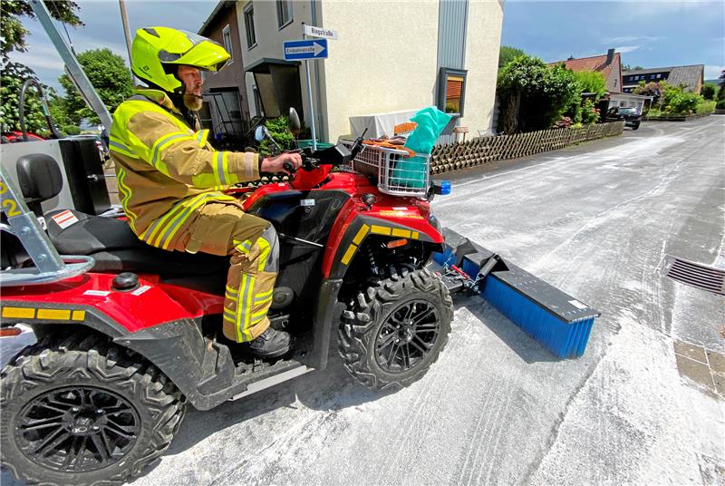 Das neue ATV der Bündheimer Wehr – hier mit Hagen Hertrampf am Steuer – arbeitet das Ölbindemittel in die Fahrbahn der Ringstraße ein. Foto: Schlegel