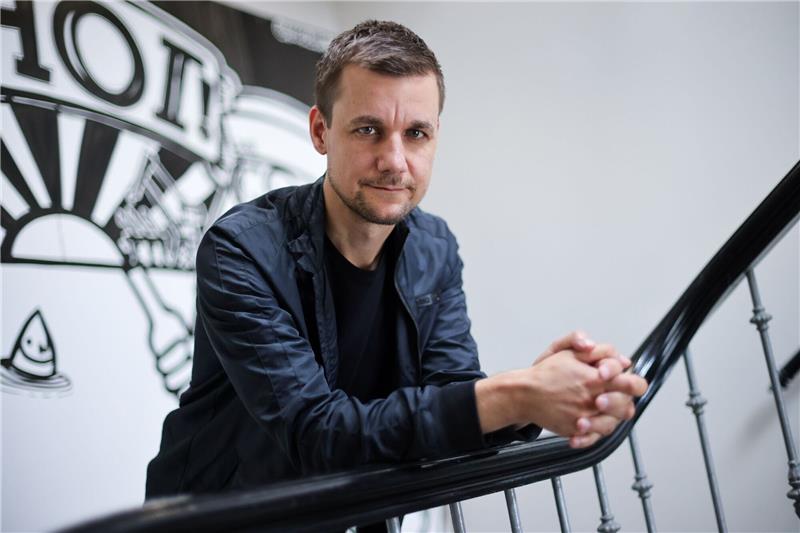 Tobias Schlegl: Mehr um Senioren und Pflegekräfte kümmern Das neue Buch von Tobias Schlegl beleuchtet unter anderem Arbeitsbedingungen in der Pflege.