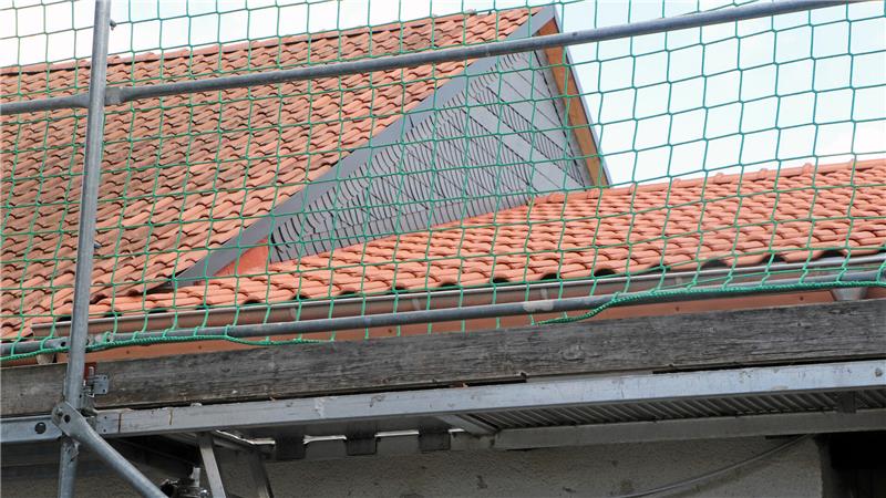 Sanierung des Franz-Tasler-Hauses: Wann endet Gieldes Leidenszeit? Das neue Dach des Saals ist flacher als das des Anbaus – und deshalb von der Straße kaum zu erkennen.