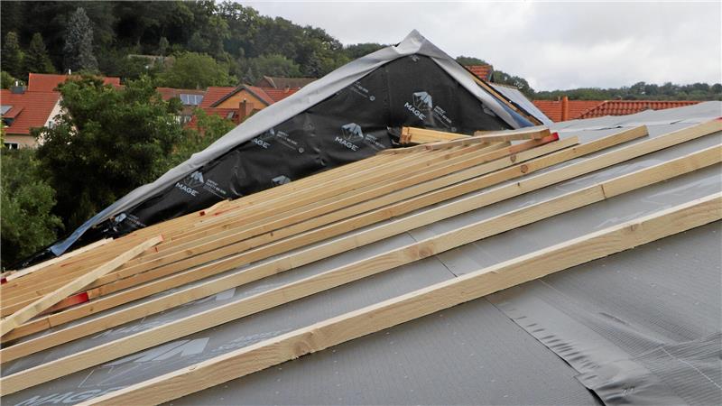 Sanierung nimmt Fahrt auf: Neues Dach für den Gielder Feier-Saal Das neue Dach über dem Saal ist flacher – der Neigungswinkel entspricht nicht mehr dem anderen Dachteil.