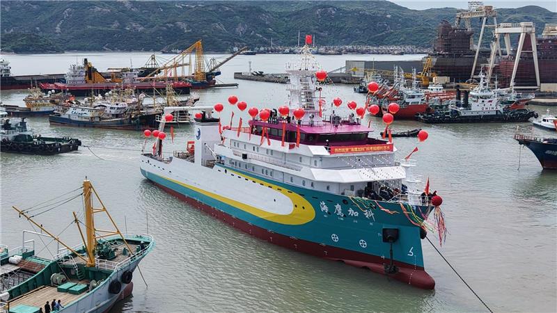 Das neue Forschungsschiff, die R/V Haiying Surveyor, wird bei einer Stapellaufzeremonie in Wenling zu Wasser gelassen.