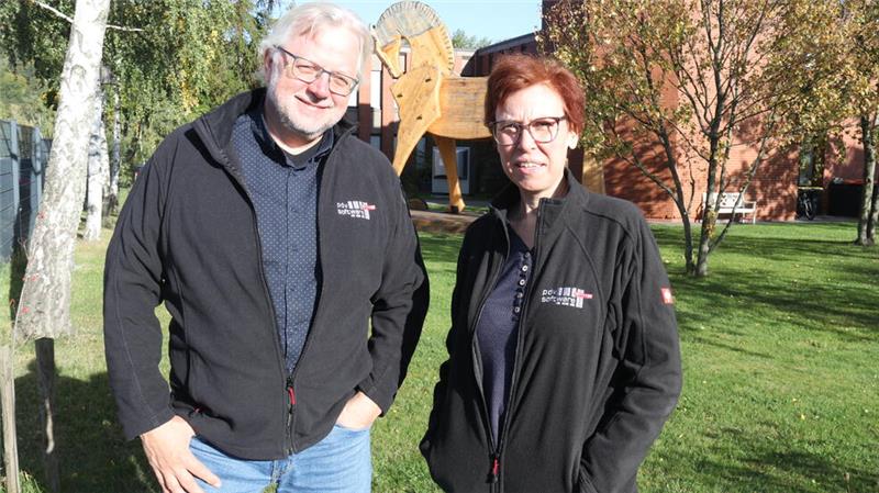 Okeraner IT-Unternehmen pdv-Software stellt neue Chefin vor Das neue Führungs-Duo bei pdv: Dr. Ulrike Pfannenschmidt (49) und Tristan Niewisch (65) vor dem Firmensitz in Oker. Das Trojanische Pferd, das draußen vor der Tür zu bleiben hat, versinnbildlicht die Arbeit des Software-Unternehmens.