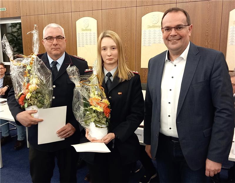 Neuwallmoden hat eine neue Feuerwehrspitze Das neue Führungsduo der Feuerwehr Neuwallmoden Ralf Köppelmann und Katharina Pieper nach der Ernennung durch Bürgermeister Ingo Henze. Foto: Neddermeier