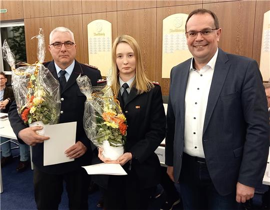 Das neue Führungsduo der Feuerwehr Neuwallmoden Ralf Köppelmann und Katharina Pieper nach der Ernennung durch Bürgermeister Ingo Henze. Foto: Neddermeier