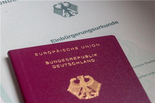 Das neue Gesetz sieht vor, dass Zuwanderer bereits nach fünf Jahren Aufenthalt in Deutschland Staatsbürger werden können, vorausgesetzt sie können ihren Lebensunterhalt ohne staatliche Hilfe bestreiten.