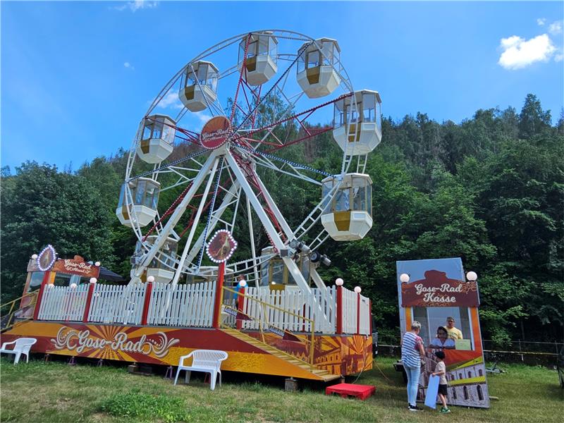 Schützen in Oker feiern große Sause zum Jubiläum Das neue Karussell „Gose-Rad“ war ein sehr beliebtes Fotomotiv auf dem Okeraner Rummelplatz und wird wohl auch bald bei Festen der Goslar-Marketing-Gesellschaft seine Runden drehen. Fotos: Engelmann, Sowa