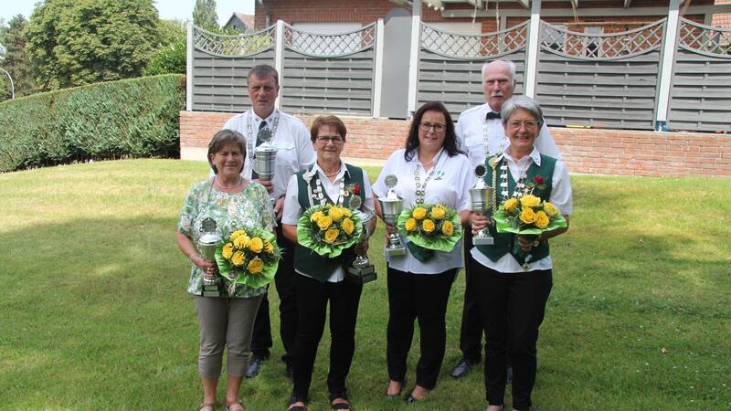 Vienenburger Schützen feiern Schützenfest Das neue Königshaus: Vorne Manuela Brauckmann (von links), Sigrid Meyer, Faruke Biehl, Roswitha Meyer, hinten Torsten Lechner (links) und Reiner Morczinietz.