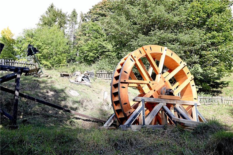 Unfall am Carler Teich: Eltern sorgen sich um Sicherheit Das neue Kunstrad am Carler Teich steht seit vergangener Woche. Bei einem Unfall hat ein HWW-Fahrzeug den Zaun dort beschädigt und unter anderem die Dennert-Tanne erwischt. Foto: Neuendorf