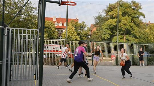 Das neue Multispielfeld am Lindenplan lässt Sport für alle zu.