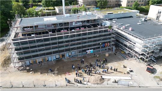Das neue Praktikumsgebäude auf dem Chemie-Campus der TU Clausthal kann sich auch aus der Luft schon sehen lassen.