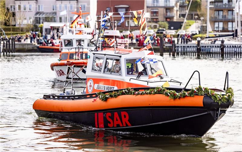 Zwei neue Seenotrettungsboote an der Ostseeküste getauft Das neue Seenotrettungsboot «Jürgen Horst» für die DGzRS-Station Schilksee verlässt nach seiner Taufe den Hafen von Laboe.
