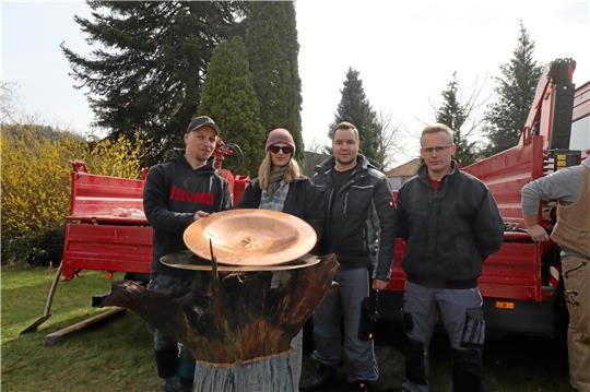 Das neue Taufbecken an der Kirche präsentieren die Steinmetze Markus Ressel (v. li.), Ronya Flick, Philipp Kropf und Torben Henseler. Es steht auf einem Betonfundament.  Foto: Jambrek