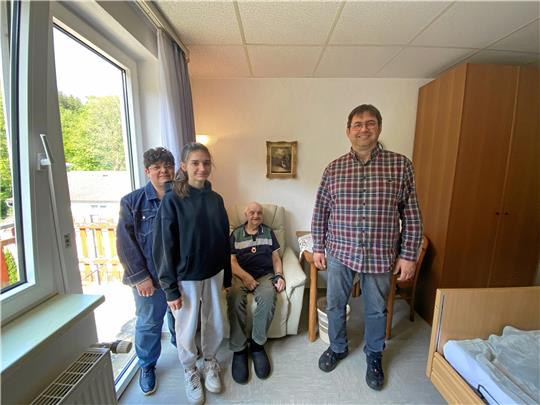 Das neue Zuhause: Am Freitag zog der 82-jährige Adolf Liehm aus dem DRK-Altenheim in Clausthal ins „Waldschlösschen“ nach Lautenthal. Tochter Stefanie Christoffers, Enkelin Emma und Schwiegersohn Jens halfen beim Umzug ins neue Zimmer, das deutlich kleiner ist als das in Clausthal.  Foto: Privat