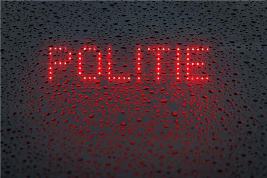 Das niederländische Wort für "Polizei": Die Polizei ermittelt im Fall eines Bootsunglücks.