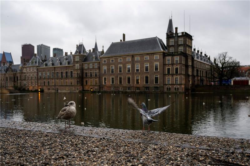 Strenge Regeln gegen Sozialhilfebetrug ruinieren Leben Das niederländischen Parlament in Den Haag. Laut der Untersuchungskommission wurden mit den Regeln gegen Sozialhilfebetrug von Abgeordneten schlechte Gesetze verabschiedet und von Gerichten nicht der Rechtsschutz der Bürger gewahrt.