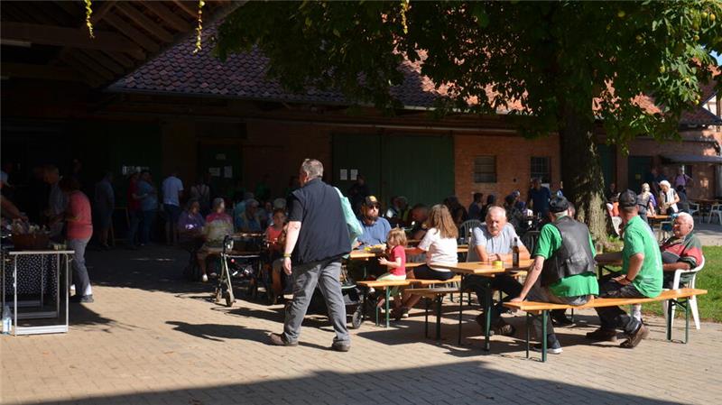 Das noch einmal sommerliche Wetter lockte viele Ausflügler auf den Bio-Hof, die die Produkte aus eigener Herstellung genossen.