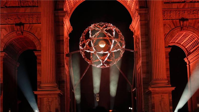 Das olympische Feuer in Mailand.