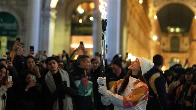Das olympische Feuer ist bereits in Mailand, Balletttänzerin Nicoletta Manni trägt die Fackel.