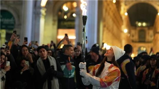 Das olympische Feuer ist bereits in Mailand, Balletttänzerin Nicoletta Manni trägt die Fackel.