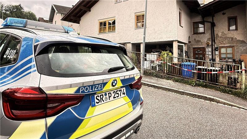 Verdächtiger weist Polizei auf drei Leichen in Zwiesel hin Das optisch heruntergekommene Haus ist in der Nachbarschaft als „Problemhaus“ bekannt.