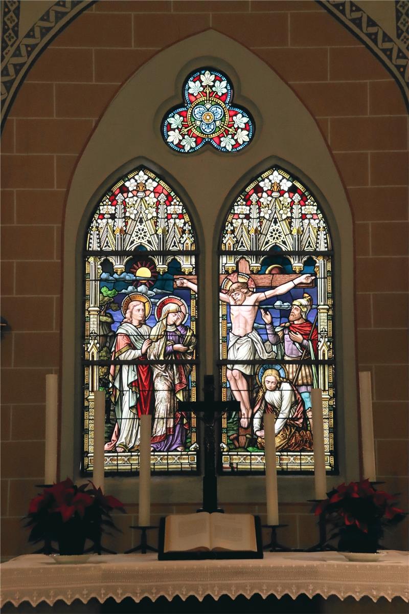 Die zweifache Kreuzigung und ihre besondere Geschichte Das prächtig bemalte Kirchenfenster kommt heute gut zur Geltung, war aber viele Jahrzehnte lang durch den Altaraufsatz verdeckt und unsichtbar. Fotos: Kühlewind