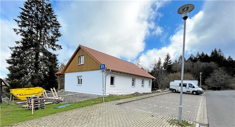 Das (private) Haus steht, das (öffentliche) Klo kommt später: Nach jahrelanger Suche favorisiert die Stadt Goslar für den Hahnenkleer Großparkplatz eine Container-Lösung in eigener Regie. Angepeilt wird das Jahr 2024. Foto: Heine