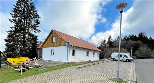 Das (private) Haus steht, das (öffentliche) Klo kommt später: Nach jahrelanger Suche favorisiert die Stadt Goslar für den Hahnenkleer Großparkplatz eine Container-Lösung in eigener Regie. Angepeilt wird das Jahr 2024. Foto: Heine