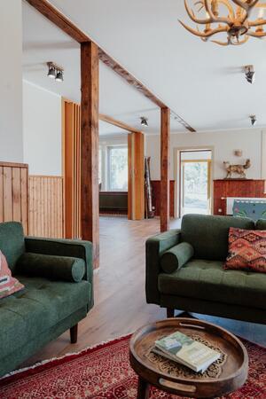 Das renovierte Clubhaus bietet mehrere Sitzgelegenheiten und beinhaltet zudem die Rezeption sowie ein Selbstbedienungslädchen.